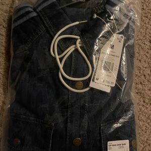 MONOGRAM DENIM SHIRT (ALL GENDER)
A SHIRT WITH A TIMELESS WESTERN AESTHETIC.